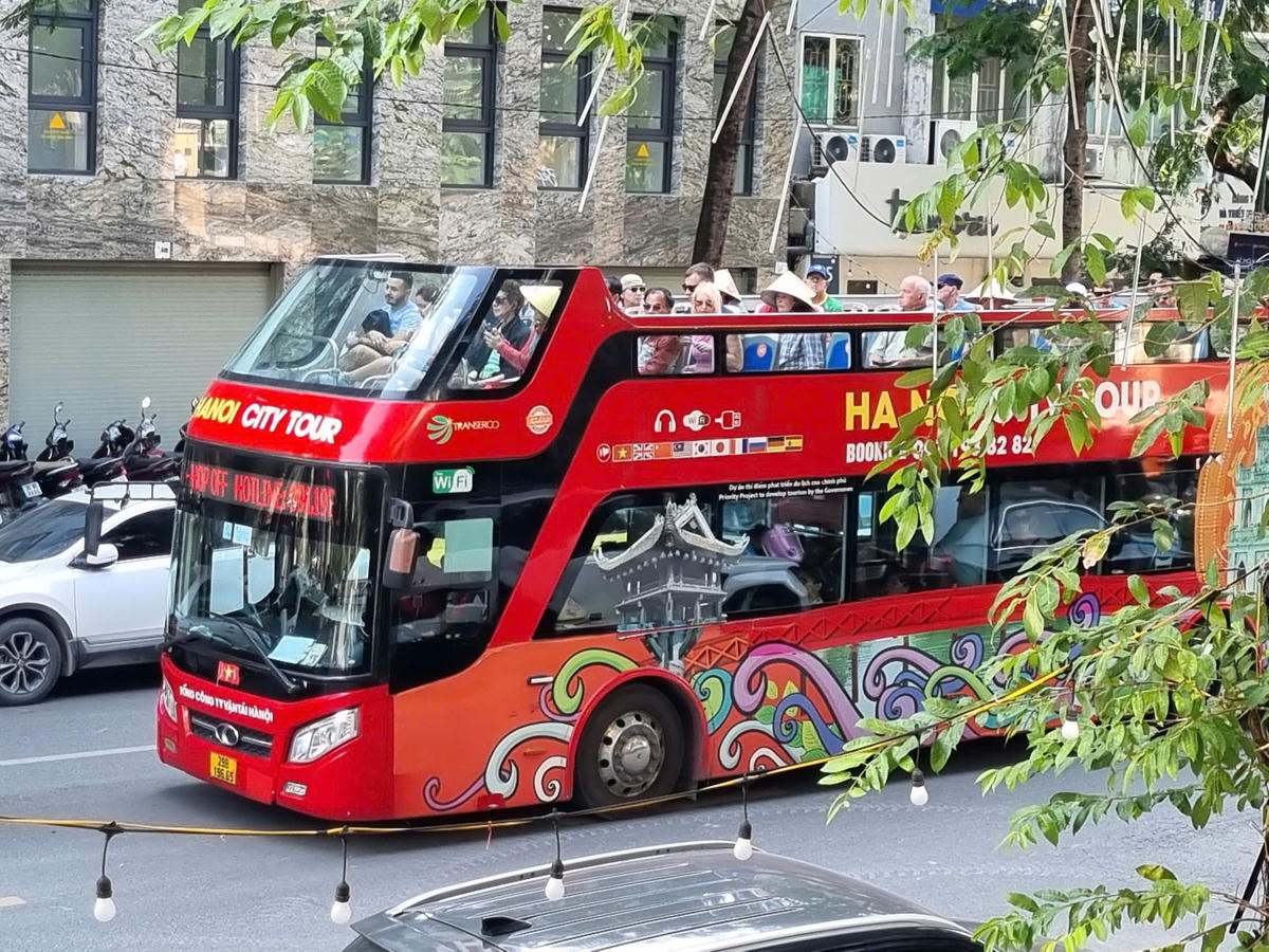 Du khách tham quan Hà Nội trên xe bus hai tầng (ảnh M.Q)&nbsp;