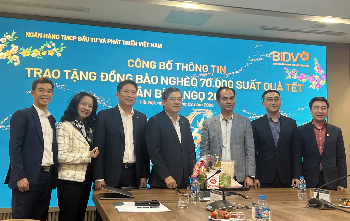 Ông Trần Phương - Phó Tổng Giám đốc, Chủ tịch Công đoàn BIDV và ông Vũ Chí Hòa - Phó trưởng Ban công tác xã hội -  Ủy ban Trung ương Mặt trận Tổ quốc Việt Nam, trao biểu trưng quà Tết tặng đồng bào nghèo. Ảnh: P.Vân