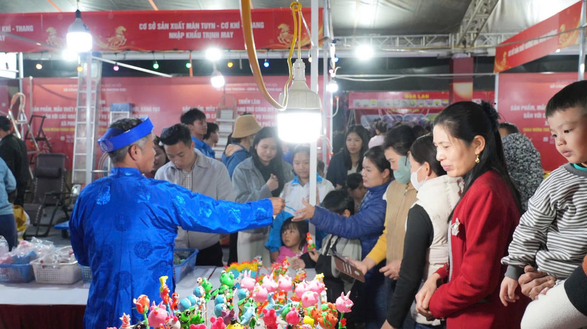 Xã Phượng Dực nổi tiếng với làng nghề Tò he Xuân La. Ảnh: TL