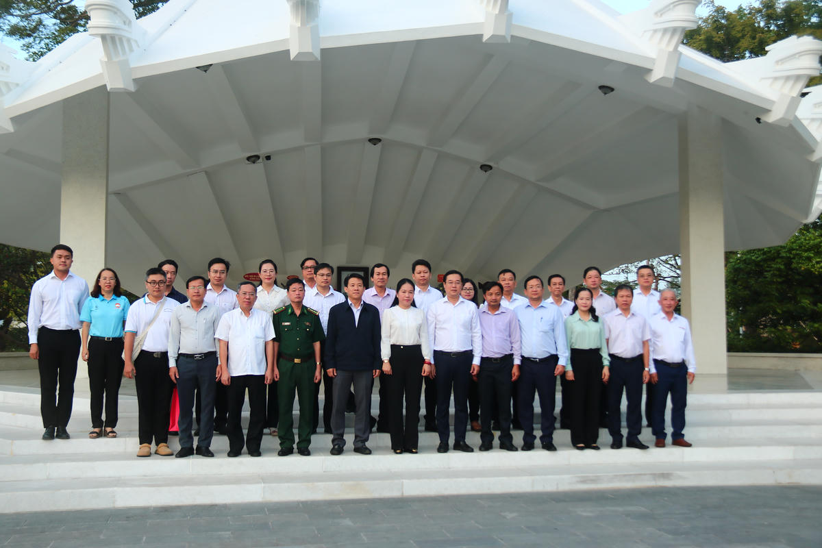 Đoàn công tác Thành uỷ TP Hồ Chí Minh chụp ảnh lưu niệm tại Khu di tích cụ Phó bảng Nguyễn Sinh Sắc. Ảnh: Trung Ngãi.