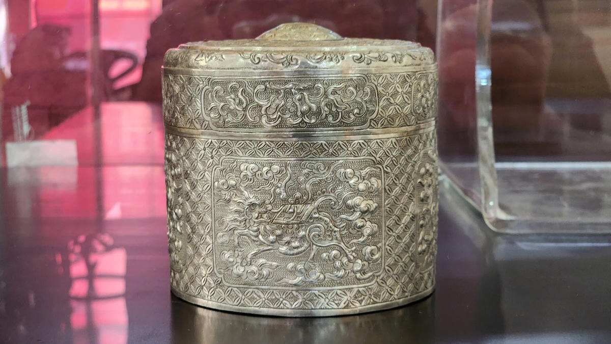 Long Mã được cho là linh vật báo hiệu điềm lành, là biểu tượng của sự thông thái, trường thọ, sự cao quý và niềm hạnh phúc vô song, lại vừa có công dụng trừ bỏ, ngăn chặn những yếu tố bất lợi trong quan niệm về phong thủy. Do đó hình tượng Long Mã xuất hiện phổ biến trong kiến trúc, mỹ thuật cung đình và dân gian.&nbsp;Ảnh: L.C.