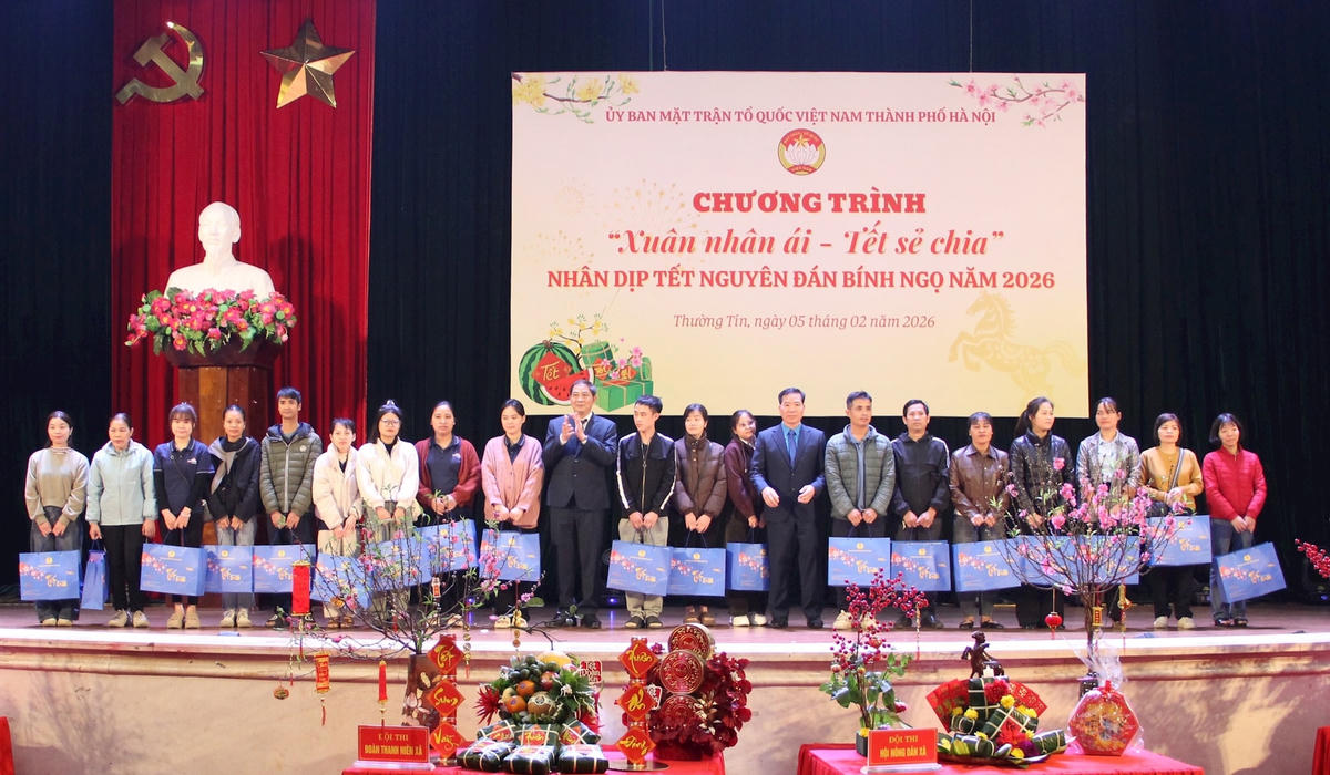 Lãnh đạo TP phối hợp cùng chính quyền địa phương trao những phần quà tới những hộ gia đình có hoàn cảnh khó khăn trên địa bàn xã nhân dịp Tết đến Xuân về.&nbsp;