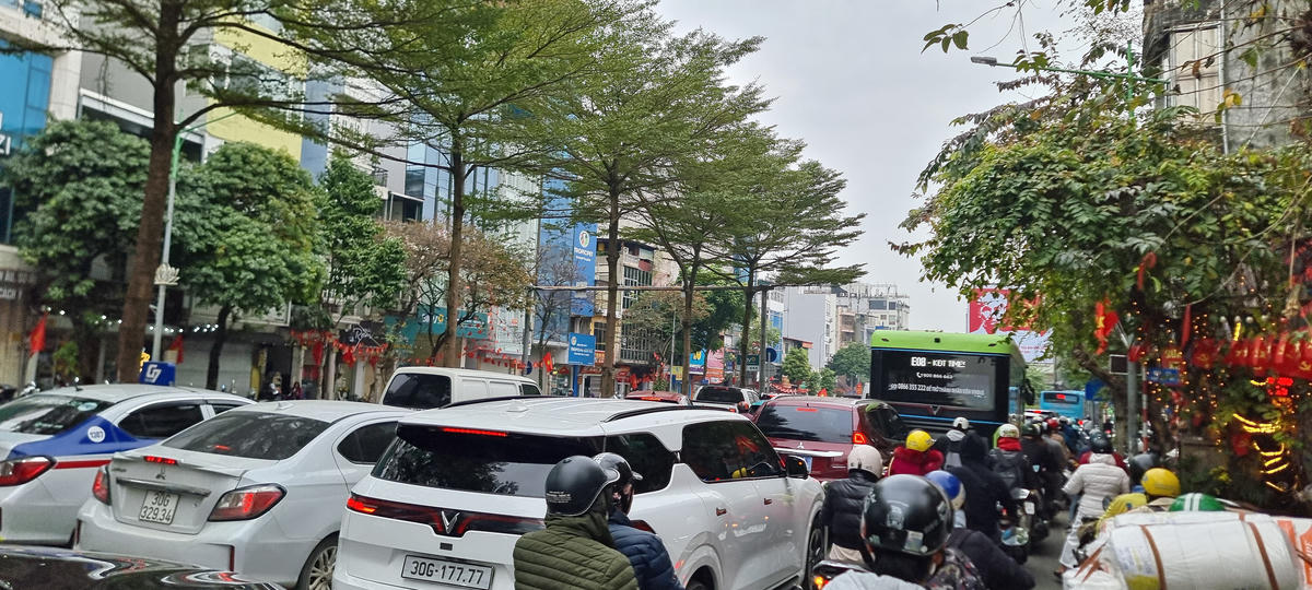 Lúc 2 giờ 30 phút chiều 4/2 trên đường Kim Mã, ùn tắc kéo dài. 	Ảnh: Minh Quân