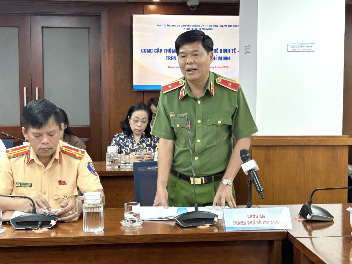 Thiếu tướng Nguyễn Thanh Hưởng cung cấp thông tin cho báo chí về các phương án đảm bảo giao thông cho người dân trong dịp Tết Nguyên đán. Ảnh: Q.Đ.