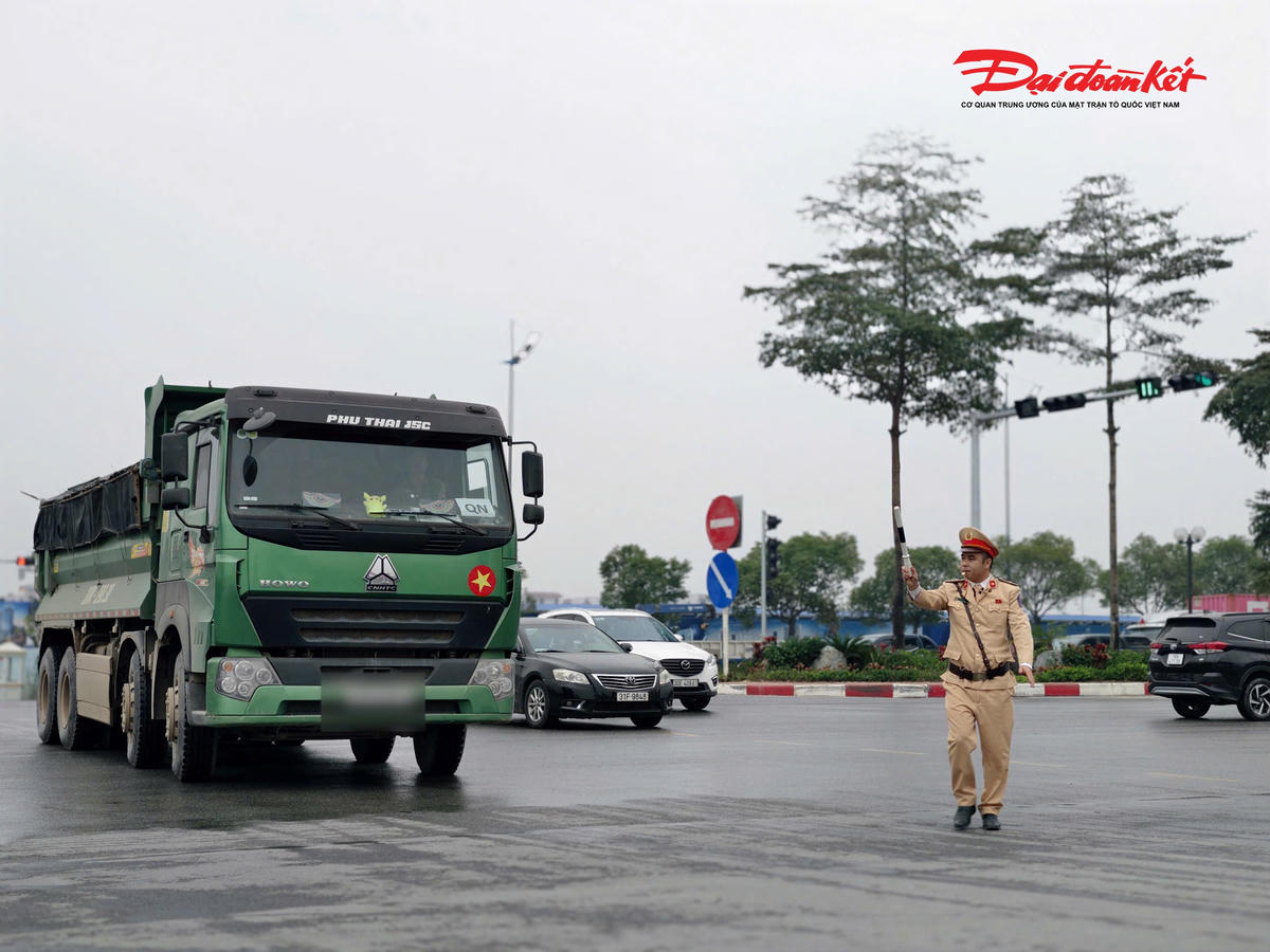 CSGT Hà Nội tăng cường xử lý vi phạm trong vận tải hàng hoá dịp cuối năm.. 