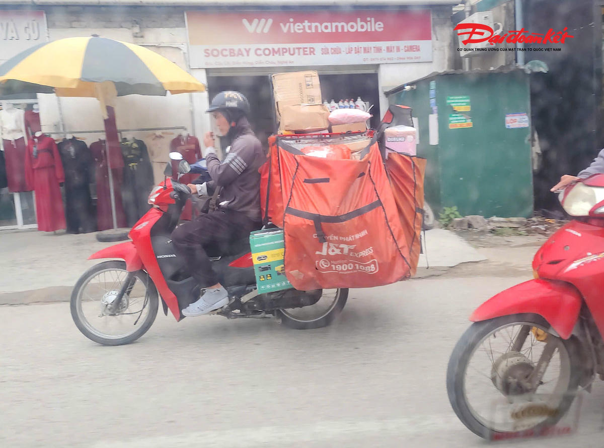 Trao đổi với Báo Đại đoàn kết, Thượng tá Hoàng Mạnh Hùng - Phó Trưởng phòng CSGT (Công an tỉnh Nghệ An) cho biết, thời gian tới, bên cạnh các chuyên đề lớn, đơn vị sẽ tiếp tục chỉ đạo lực lượng tăng cường tuần tra, kiểm soát và xử lý vi phạm nghiêm nhằm siết chặt kỷ cương, nâng cao ý thức chấp hành pháp luật của người tham gia giao thông, trong đó chú trọng các hành vi che lấp biển số, đặc biệt ở lực lượng shipper. Ảnh: ĐB.