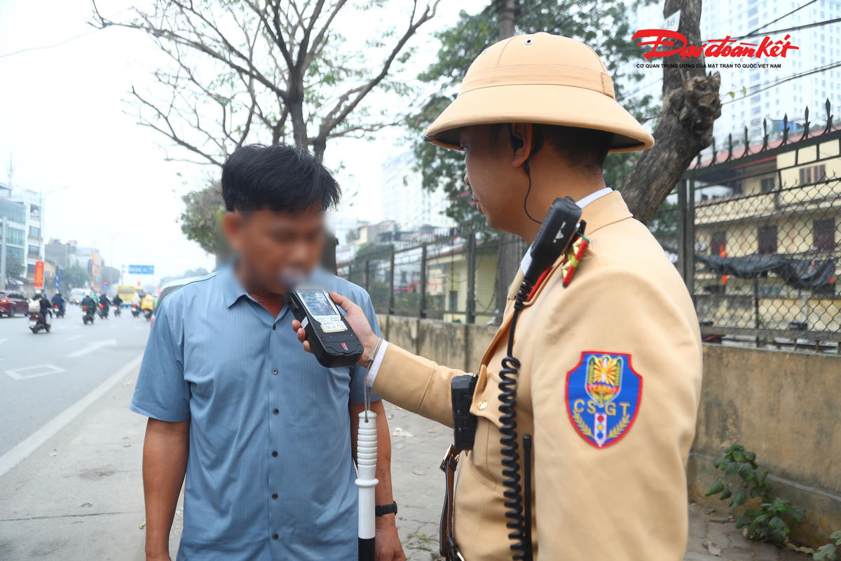 Lực lượng chức năng cũng trực tiếp dừng phương tiện để kiểm tra nồng độ cồn, ma túy đối với lái xe khách.