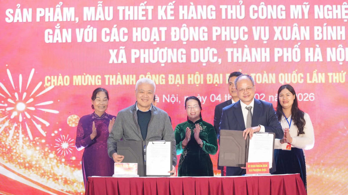 Đại diện xã Phượng Dực ký kết chương trình hợp tác với các đơn vị