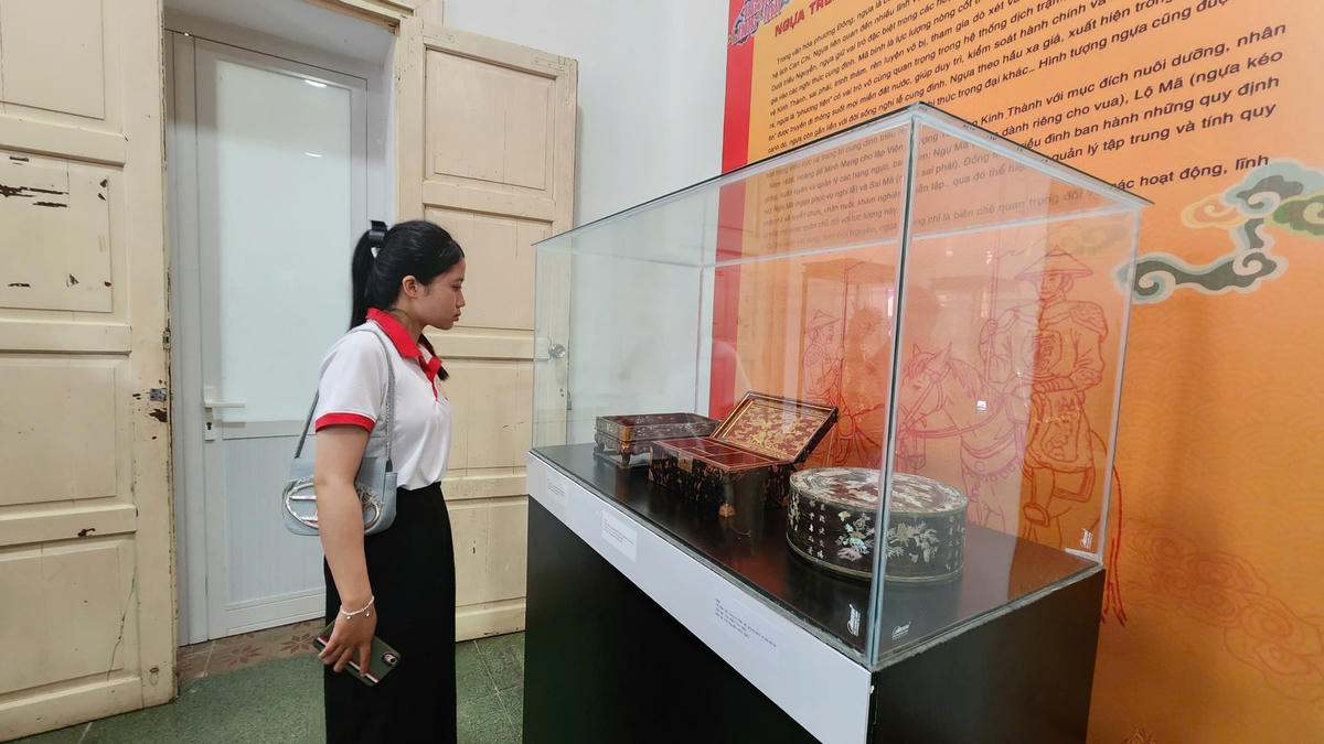 Song song với hoạt động trưng bày, Trung tâm Bảo tồn di tích cố đô Huế còn tổ chức nhiều chương trình trải nghiệm hấp dẫn như các trò chơi cung đình, trò chơi dân gian và trò chơi tích hợp giáo dục di sản, qua đó giúp các em nhỏ và công chúng tìm hiểu, khám phá và cảm nhận sâu sắc hơn giá trị di sản văn hóa triều Nguyễn, góp phần bồi đắp tình yêu quê hương, đất nước và ý thức gìn giữ di sản cha ông. Ảnh: L.C.