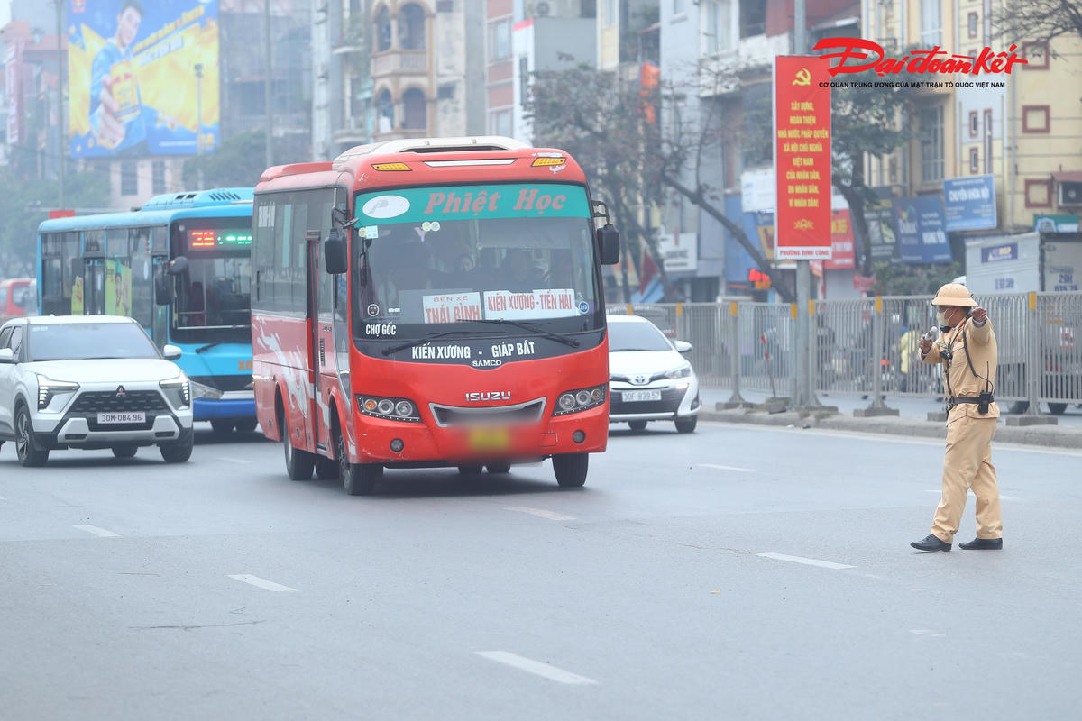 Hàng chục xe khách liên tục bị lực lượng chức năng, dừng xe kiểm tra trên tuyến đường Giải Phóng.