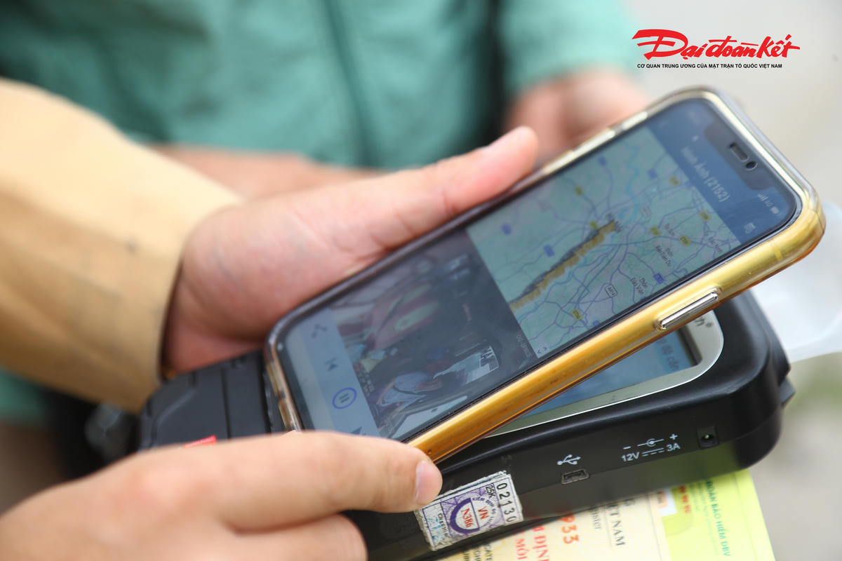 Lực lượng CSGT tiến hành kiểm tra, trích xuất dữ liệu từ hệ thống camera giám sát để theo dõi quá trình tài xế điều khiển phương tiện khi tham gia giao thông.. 