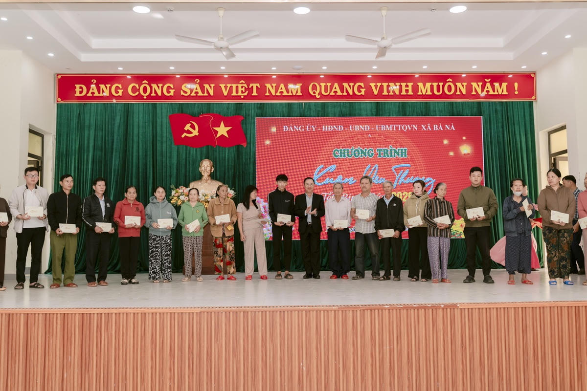 Ông Vũ Quang Hùng, Trưởng Ban Quản lý Khu Công nghệ cao và các KCN Đà Nẵng trao quà cho người dân. Ảnh: Thượng Sơn.
