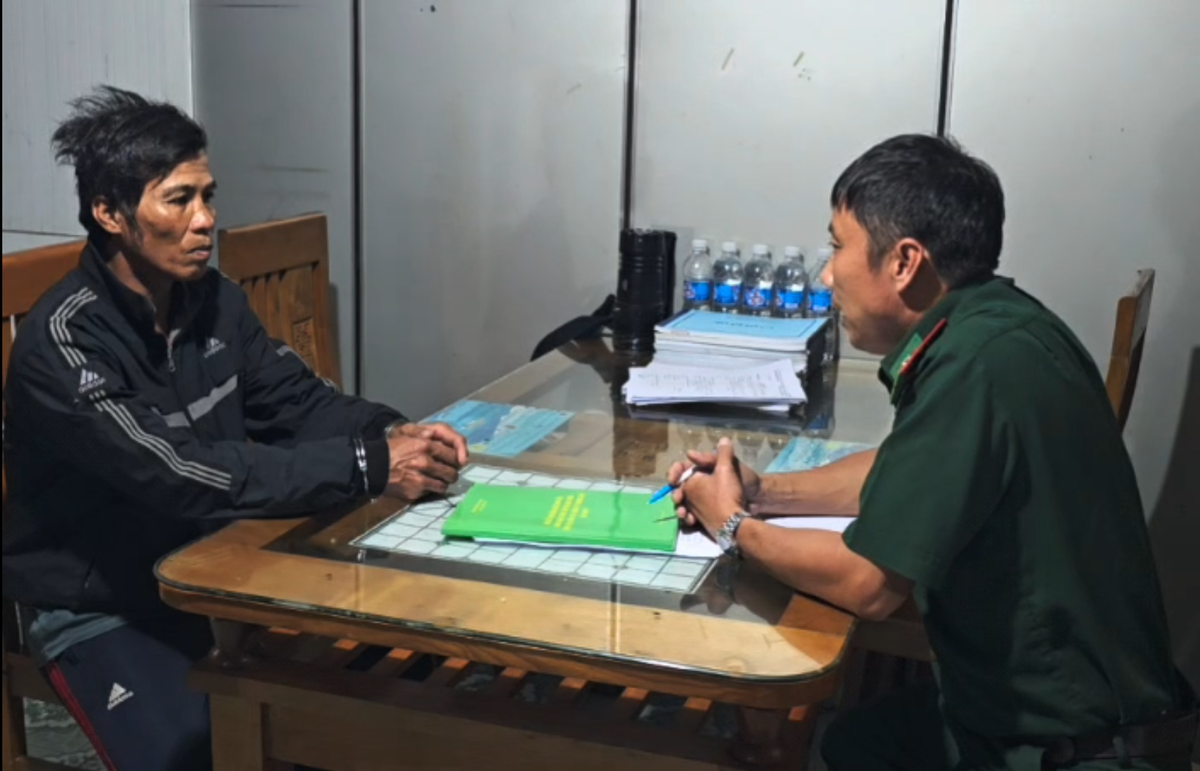 Đồn Biên phòng Bến Đá tiến hành lấy lời khai đối tượng. Ảnh: Văn Danh.