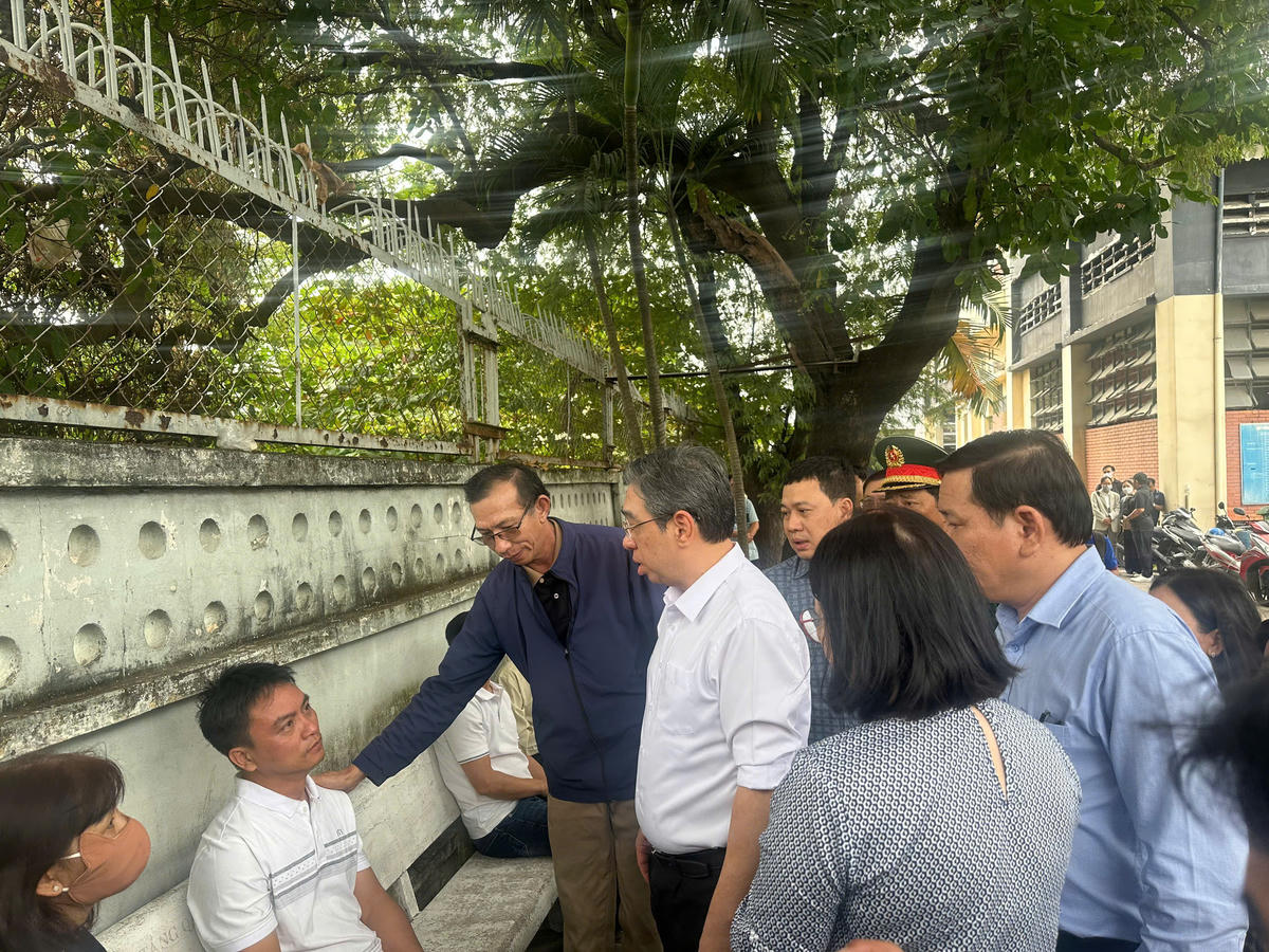 Đoàn Công tác thăm hỏi gia đình nạn nhân trong vụ hoả hoạn. Ảnh: H.Phúc.&nbsp;