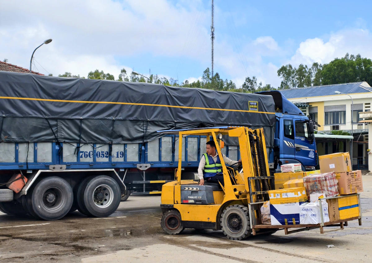 Nhân công khẩn trương nhiều nhu yếu phẩm, hàng hóa phục vụ người dân đặc khu Lý Sơn trong dịp Tết. Ảnh: CV.