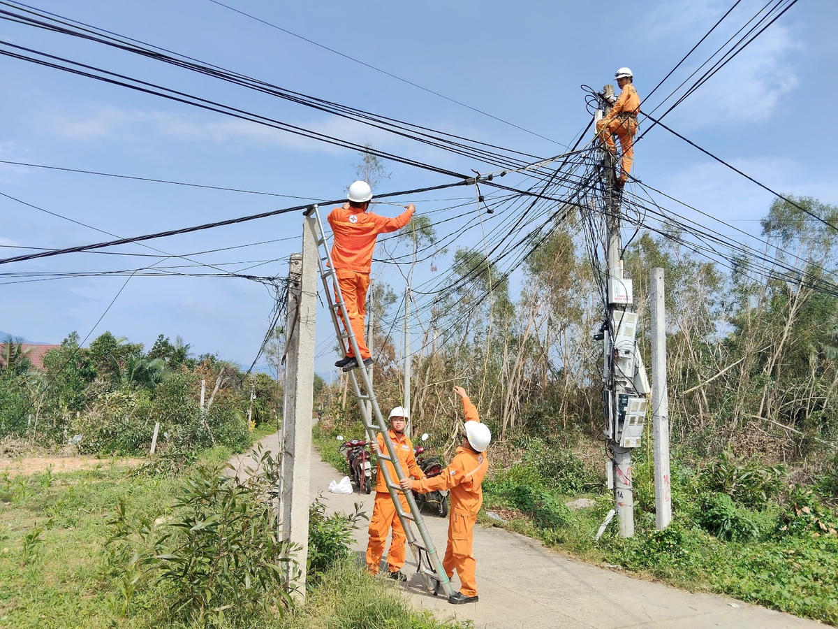 Kỹ sư, công nhân Công ty Thủy điện Buôn Kuốp hỗ trợ kéo lại dây cáp, khắc phục hư hỏng đường dây