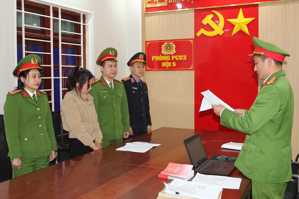 Cơ quan Cảnh sát điều tra đọc lệnh khởi tố vụ án, khởi tố bị can đối với Lê Thị Lộc. Ảnh: Công an tỉnh Nghệ An