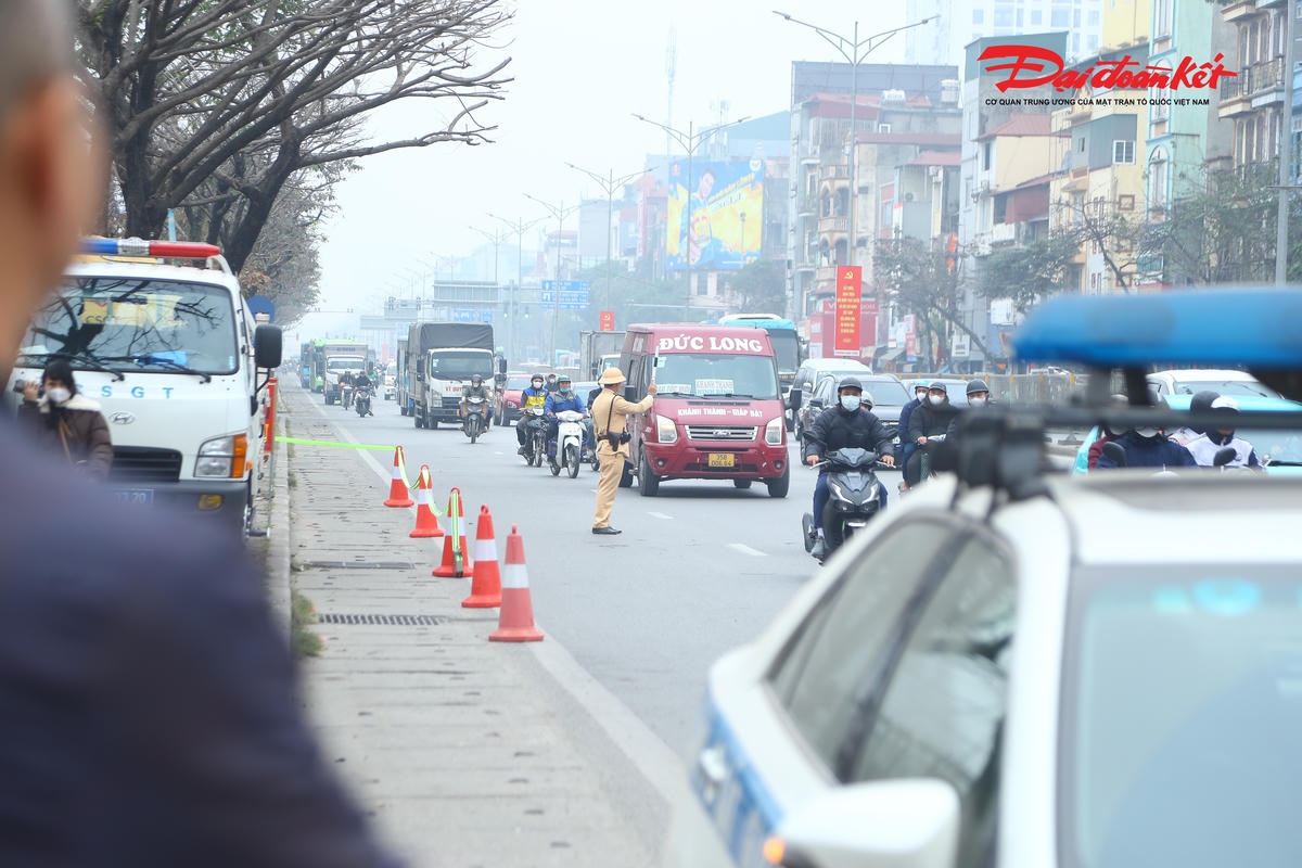 Theo ghi nhận của PV Báo Đại đoàn kết, ngày 5/2, Đội CSGT đường bộ số 14 (Phòng CSGT Công an TP Hà Nội) đã tổ chức kiểm tra thực tế, kết hợp khai thác hình ảnh từ hệ thống camera AI nhằm phát hiện, xử lý các hành vi vi phạm trật tự an toàn giao thông.. 