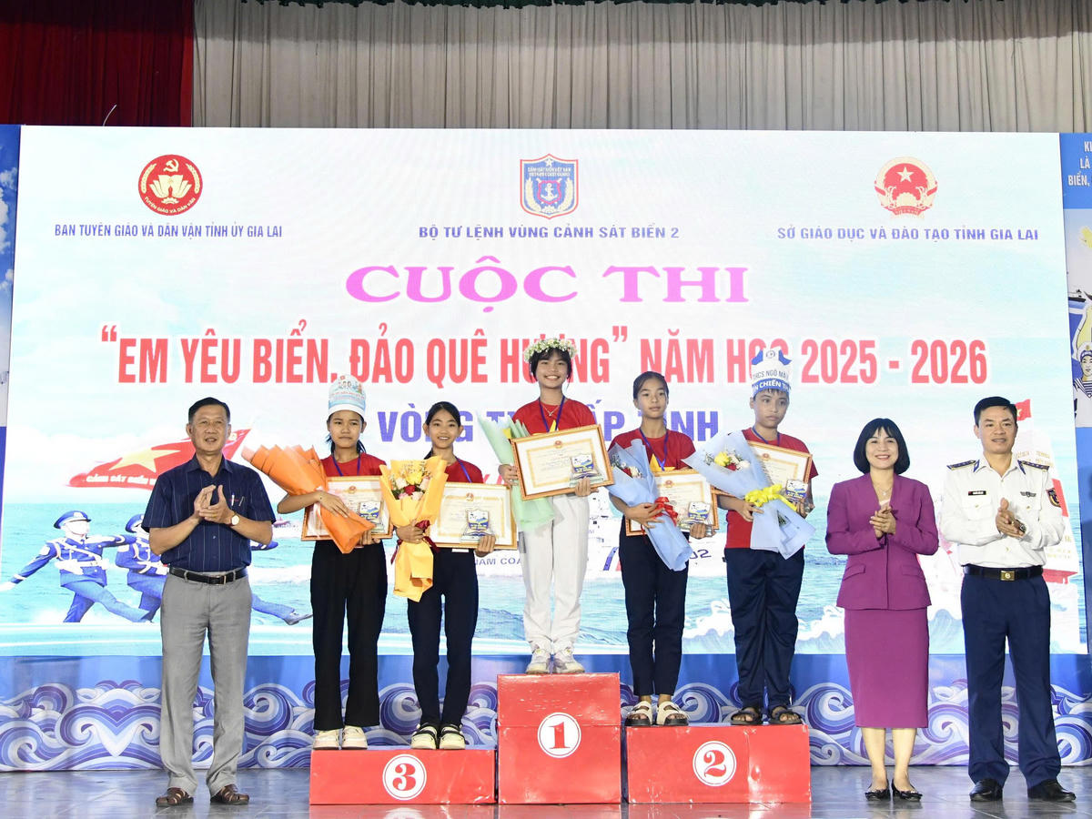 Ban tổ chức trao các giải Nhất, Nhì Ba cho 5 học sinh xuất sắc nhất. Ảnh: CV.