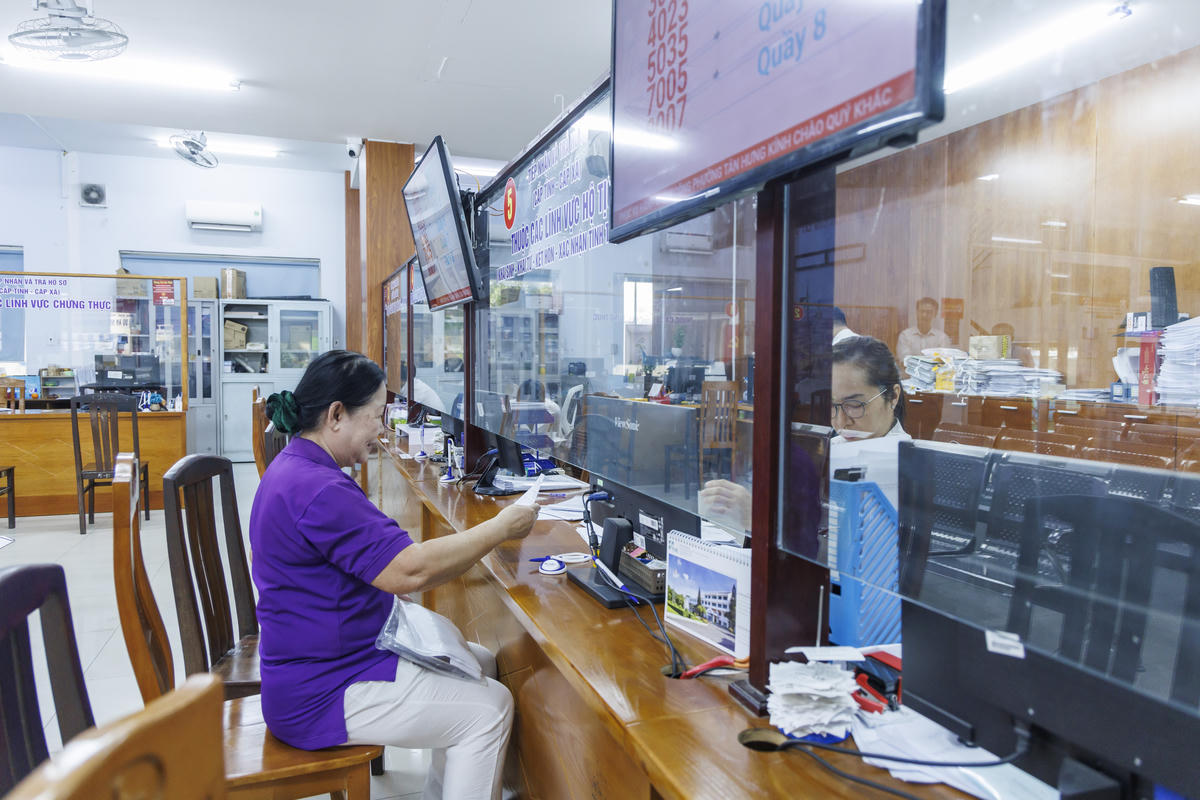 Cán bộ phường Tân Hưng phục vụ người dân đến làm thủ tục hành chính. Ảnh: Quang Vinh.&nbsp;