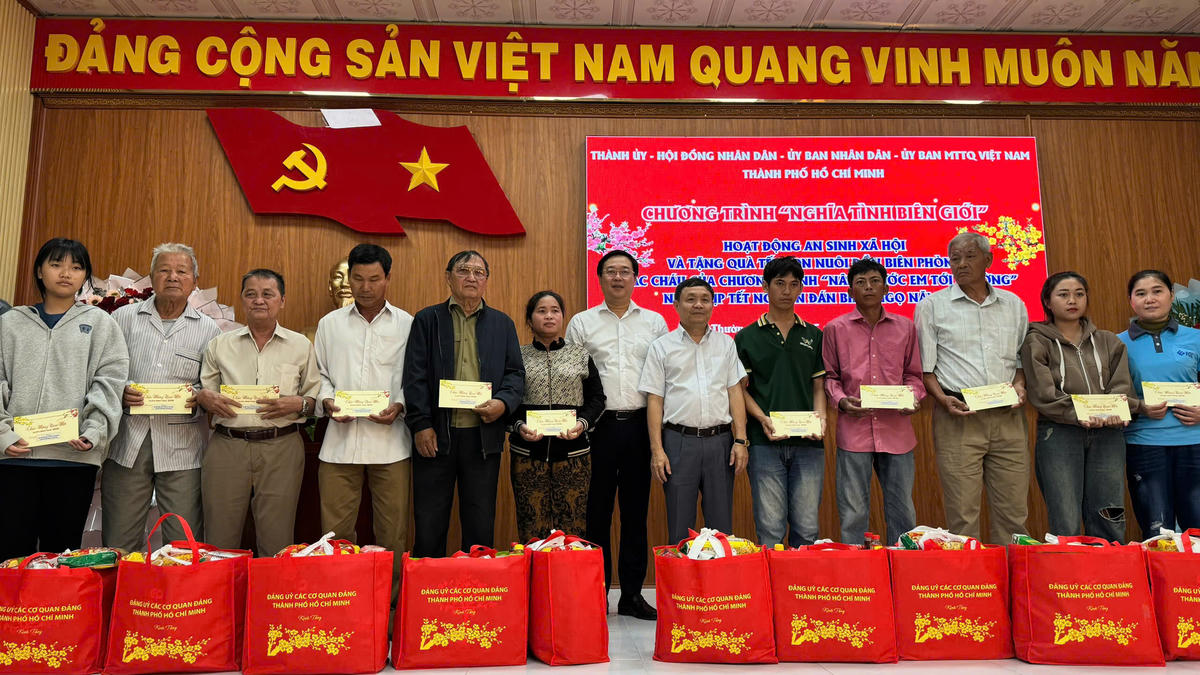 Phó Bí thư Thường trực Thành uỷ TP Hồ Chí Minh trao quà tại phường Thường Lạc. Ảnh: Trung Ngãi.