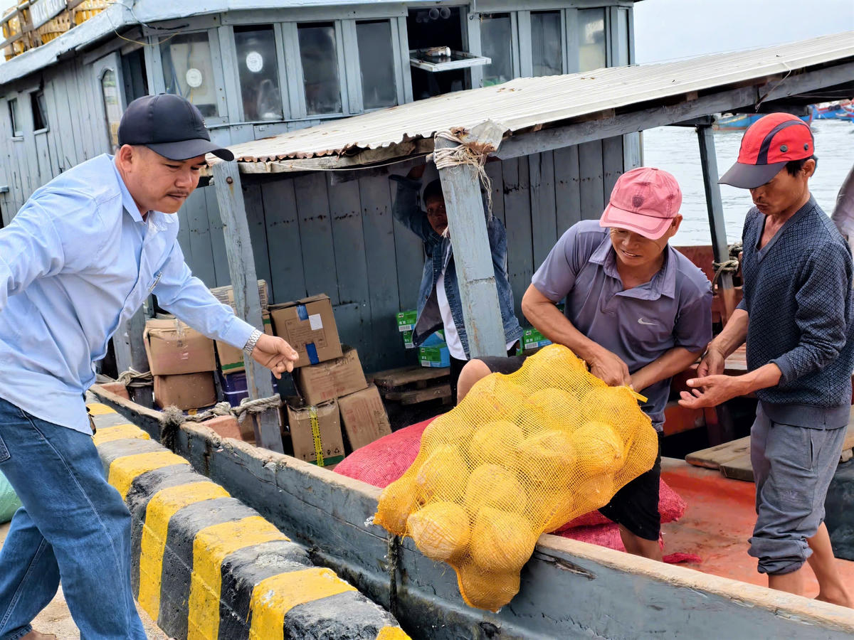 Người dân đưa hàng hóa lên tàu vận tải ra đặc khu Lý Sơn. Ảnh: CV.
