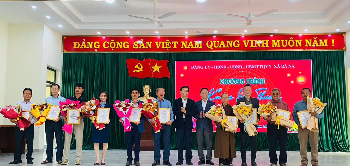 Ông Phan Văn Tôn, Bí thư Đảng ủy; ông Lê Minh Tuấn, Chủ tịch UBND xã Bà Nà cảm ơn các nhà hảo tâm ủng hộ chương trình. Ảnh Thượng Sơn.