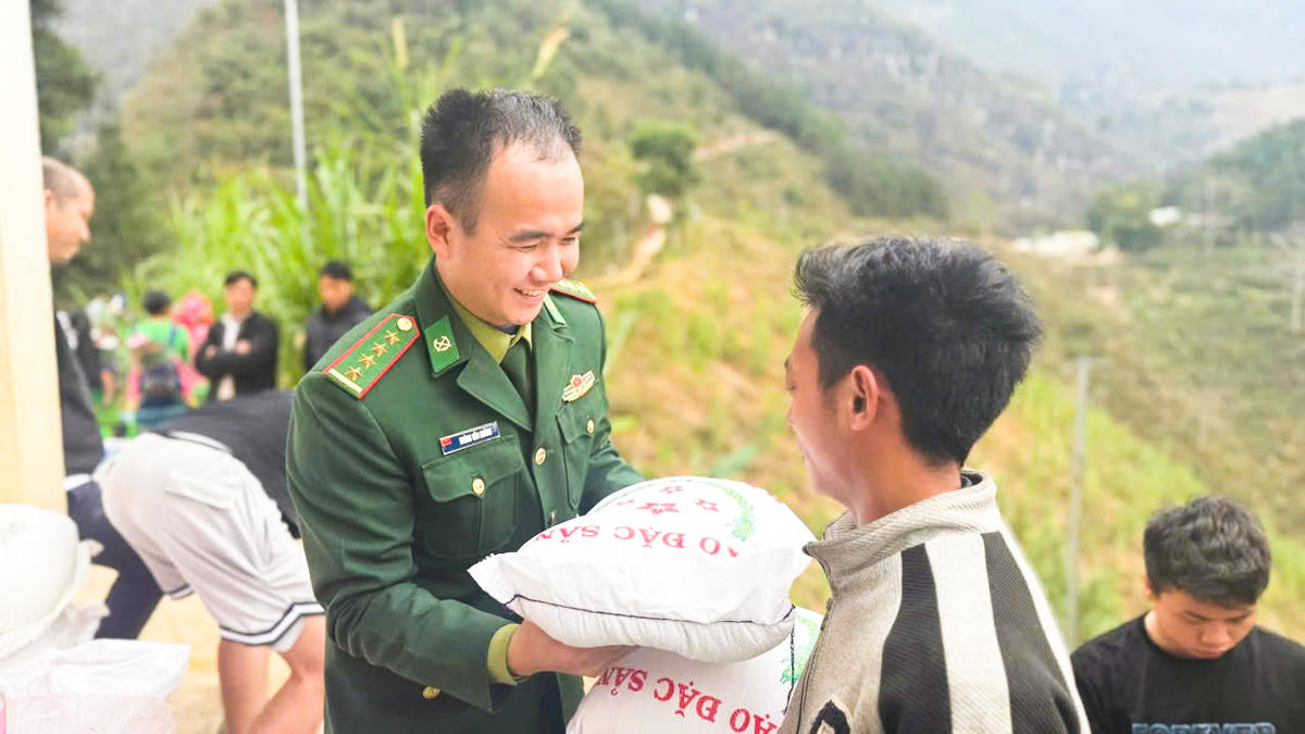 Chương trình "Xuân biên phòng ấm lòng dân bản" tại đồn biên phòng Cốc Pàng dành tặng nhiều phần quà cho người dân. Ảnh: BĐBP Cao Bằng.