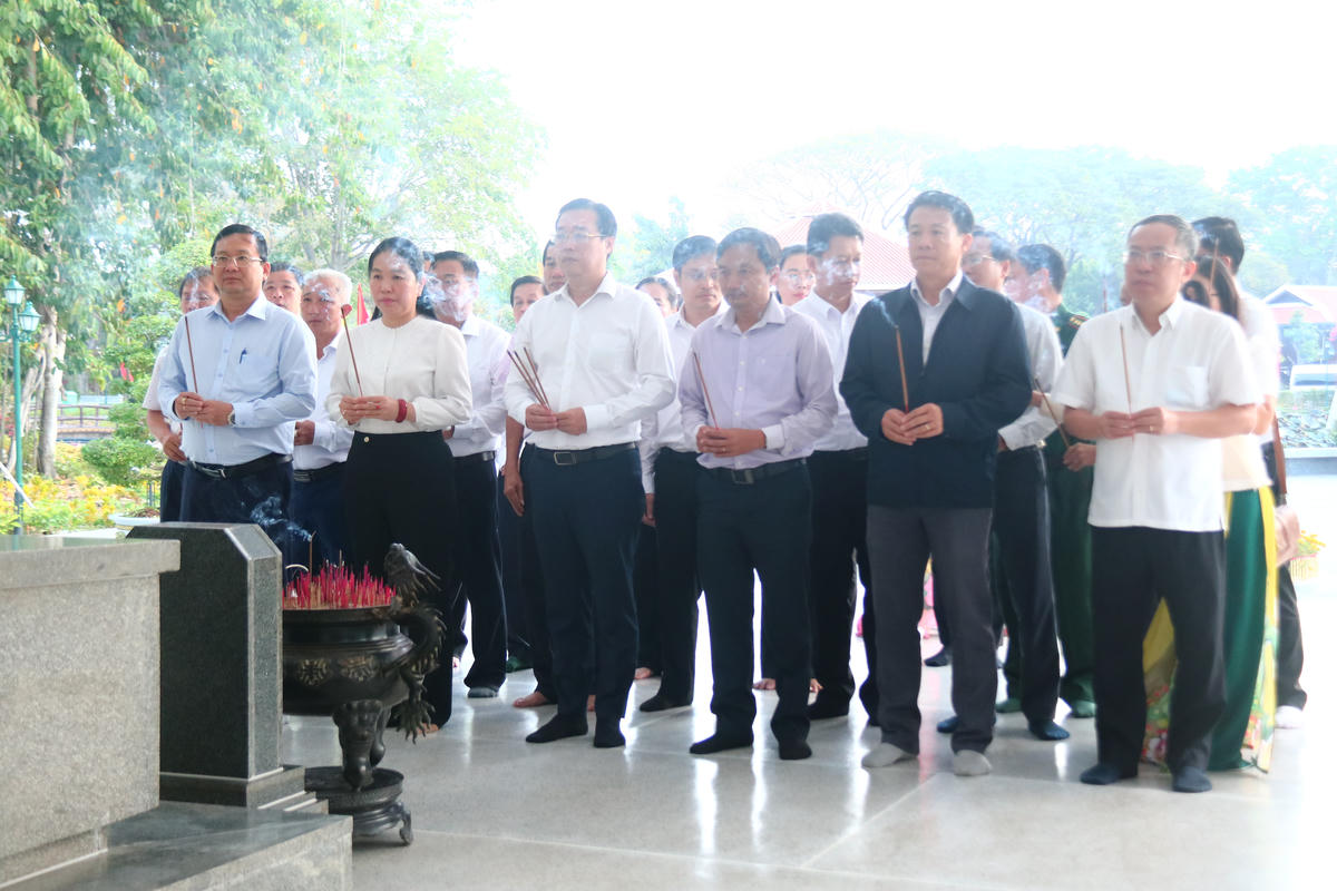 Phó Bí thư Thường trực Thành uỷ TP Hồ Chí Minh cùng đoàn công tác đến viếng, dâng hoa, dâng hương tại Khu di tích cụ Phó bảng Nguyễn Sinh Sắc. Ảnh: Trung Ngãi.