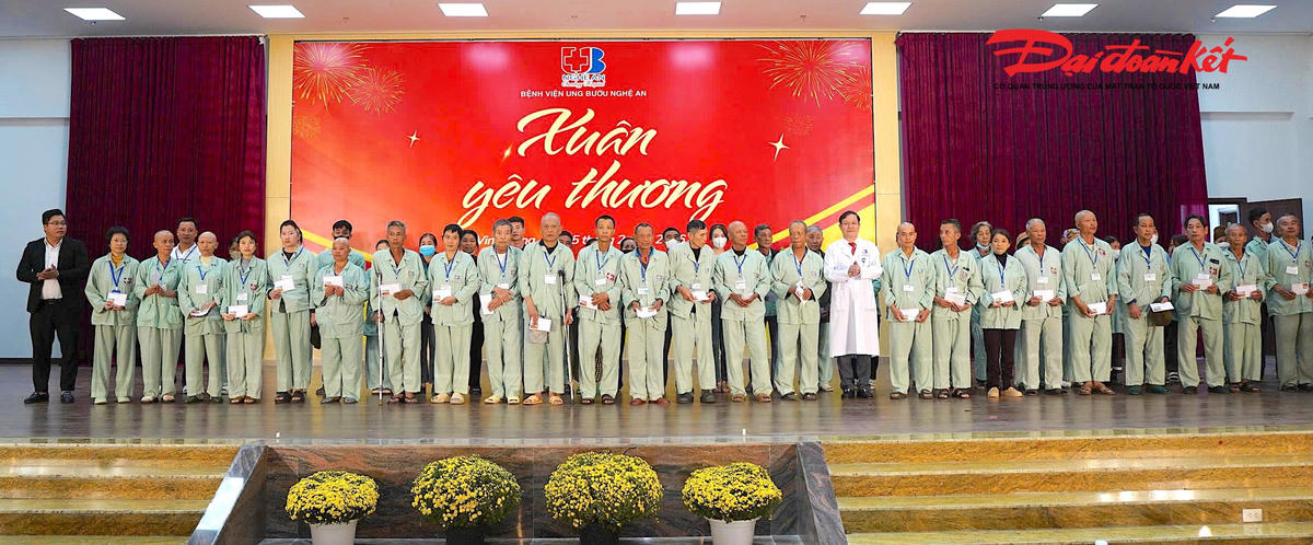 “Xuân yêu thương” là hoạt động thiện nguyện được Bệnh viện Ung bướu Nghệ An duy trì tổ chức hằng năm vào mỗi dịp Tết đến, Xuân về trong nhiều năm qua. Ảnh: PT