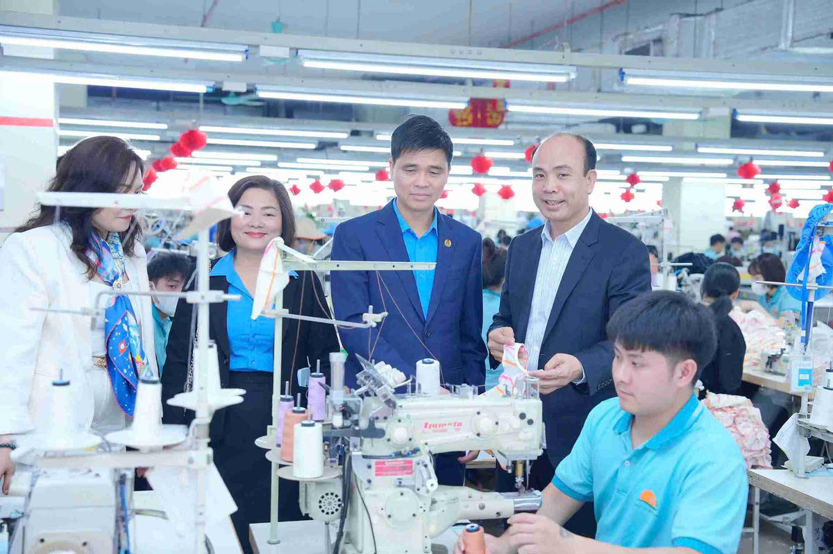 Lãnh đạo Tổng Liên đoàn Lao động Việt Nam thăm hỏi, động viên công nhân tại chuyền may. Ảnh: Minh Quân