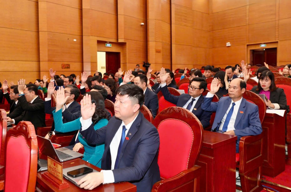 Các đại biểu biểu quyết thông qua các Nghị quyết tại&nbsp;Kỳ họp thứ 35 (kỳ họp chuyên đề) của HĐND tỉnh Quảng Ninh&nbsp;khóa XIV, nhiệm kỳ 2021 - 2026. Ảnh: QMG