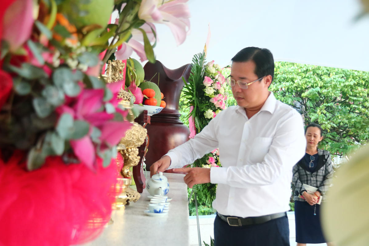 Phó Bí thư Thường trực Thành uỷ TP Hồ Chí Minh dâng trà tại Khu di tích cụ Phó bảng Nguyễn Sinh Sắc. Ảnh: Trung Ngãi.