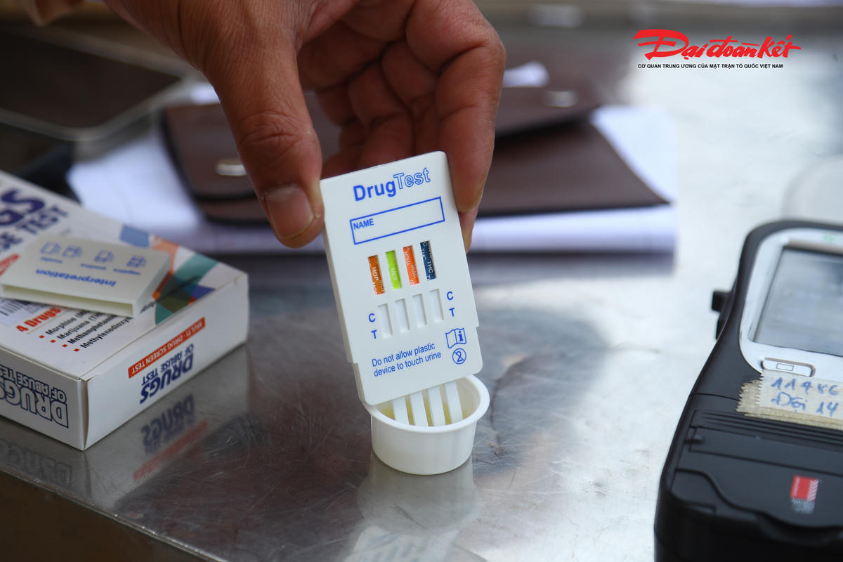 Hàng chục tài xế đã được lực lượng chức năng kiểm tra nhanh chất ma túy, qua đó không phát hiện trường hợp vi phạm.