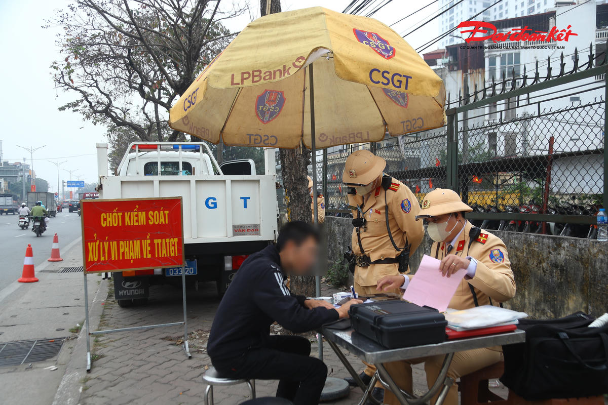 Theo Trung tá Kiên, dịp cận Tết, lực lượng chức năng khuyến cáo người dân mua vé và lên xe tại các bến xe theo đúng quy định, không bắt xe dọc đường nhằm tránh gây ùn tắc, mất trật tự an toàn giao thông, đồng thời bảo đảm quyền lợi và an toàn cho chính mình.. 