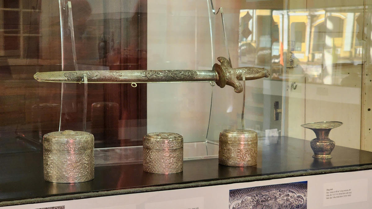 Trong khi đó, ngựa là con vật đứng thứ 7 trong 12 con giáp, là biểu tượng của sức mạnh, sự bền bỉ và gắn liền với nhiều mặt của đời sống xã hội. Dưới triều Nguyễn, ngựa giữ vai trò quan trọng trong các hoạt động quân sự, vận chuyển, nghi lễ và để lại dấu ấn sâu đậm trong mỹ thuật cung đình thông qua kiến trúc, điêu khắc, hội họa và các vật dụng hoàng gia. Ảnh: L.C.