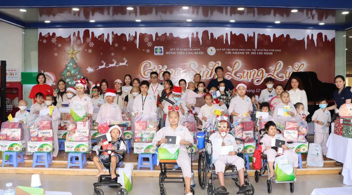 Nhiều bệnh nhi được tặng quà trong dịp Noel. Ảnh: S.X
