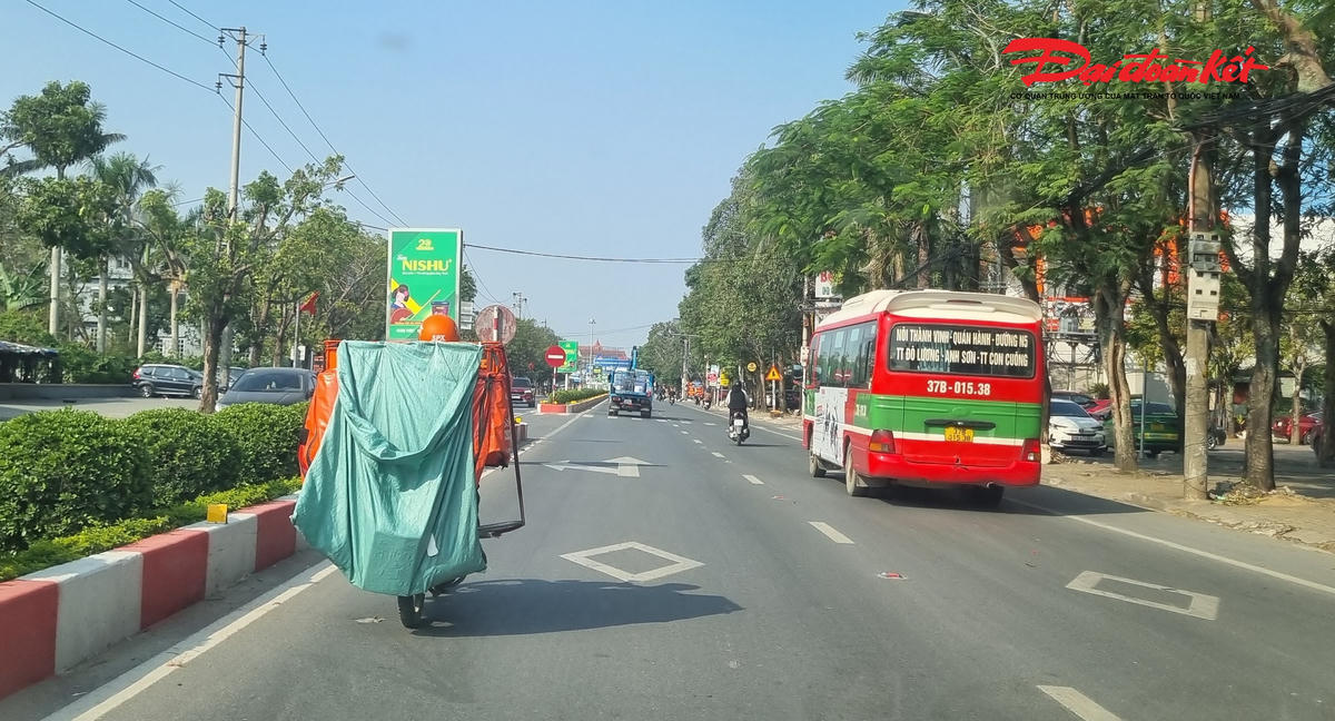 Thời gian gần đây, dư luận đặc biệt chú ý đến các trường hợp người điều khiển phương tiện bị xử phạt nặng vì hành vi che lấp biển số xe cả ô tô và xe máy. Trên thực tế giao thông hằng ngày, việc shipper, người vận chuyển hàng hóa bằng xe máy dùng túi hàng, thùng chở hoặc vật dụng che khuất biển số đã và đang diễn ra khá phổ biến, nhất là tại khu vực đô thị, các tuyến quốc lộ, tỉnh lộ và cả đường liên thôn, liên xã. Ảnh: ĐB.