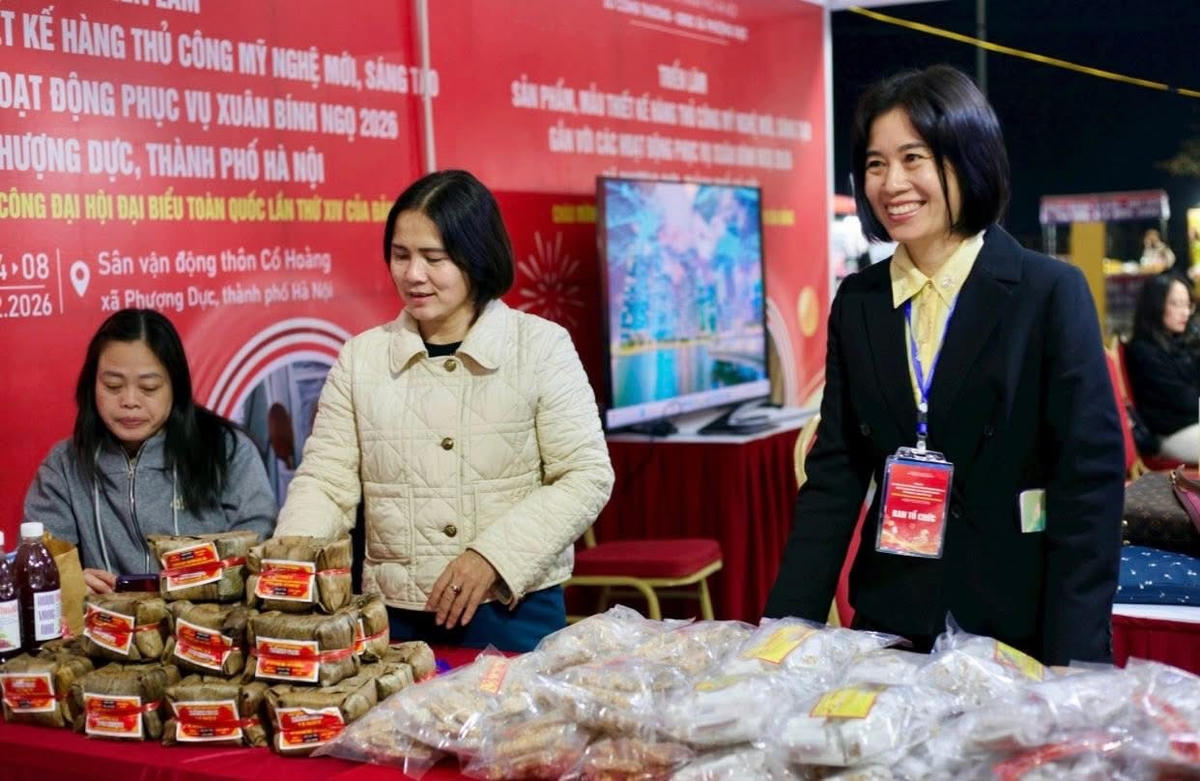 Nhiều sản phẩm phục vụ Tết Nguyên đán được bày bán tại chương trình. Ảnh: TL
