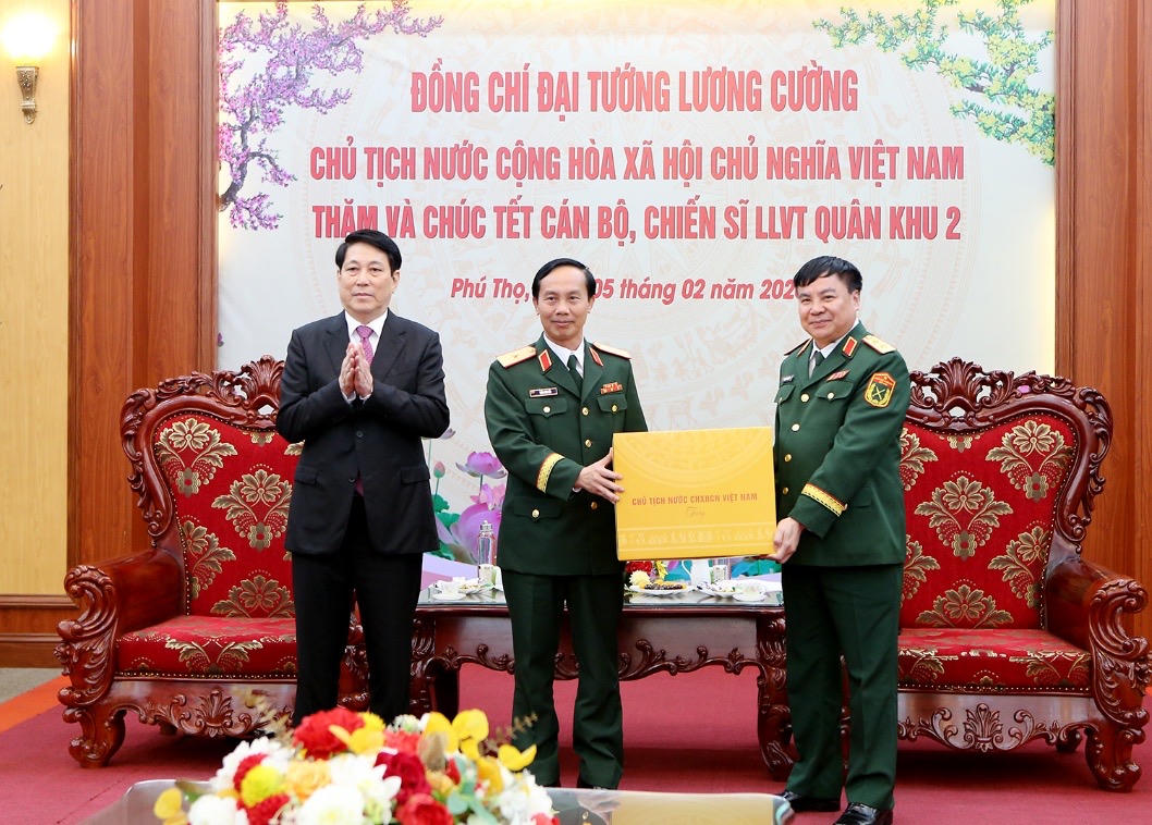 Chủ tịch nước Lương Cường thăm, tặng quà, chúc Tết cán bộ, chiến sĩ lực lượng vũ trang Quân khu 2. Ảnh: Đinh Vũ