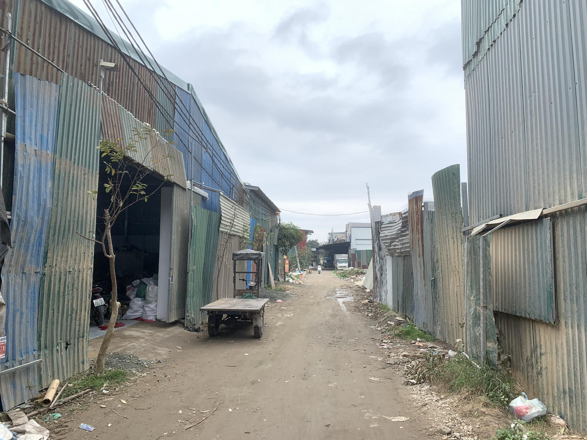 Hàng loạt nhà xưởng đã được người dân xây dựng trái phép trên đất nông nghiệp thuộc địa bàn xã Hữu Bằng (cũ) nay là xã Tây Phương, Hà Nội.