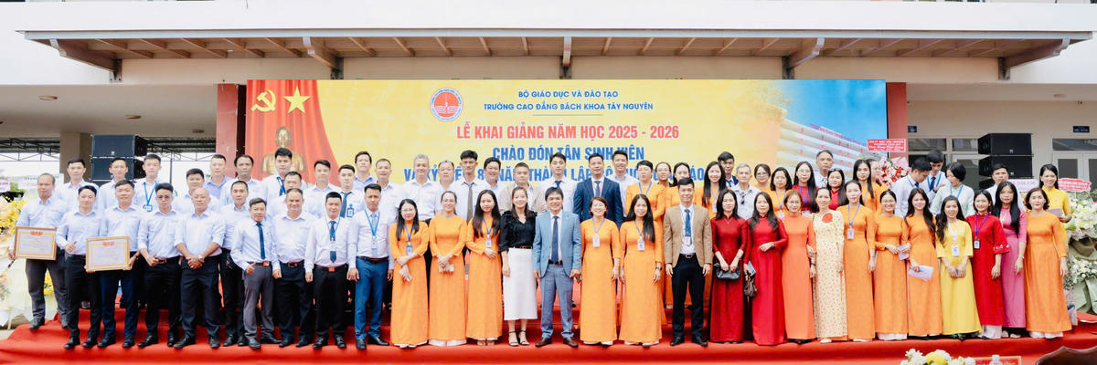 Tập thể cán bộ giáo viên trường Cao đẳng Bách khoa Tây Nguyên