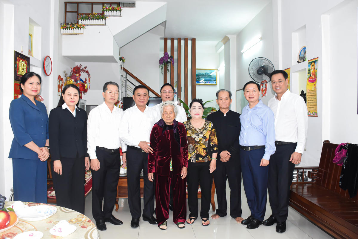 Tổng Thư ký Ủy ban Trung ương MTTQ Việt Nam Hà Thị Nga (bên trái ngoài cùng) và các lãnh đạo chụp ảnh lưu niệm với gia đình Bà mẹ Việt Nam anh hùng Nguyễn Thị Sự. Ảnh: CV.