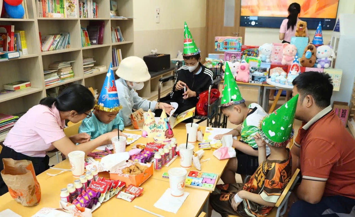 Bênh viện Ung Bướu thành phố tổ chức sinh nhật cho bệnh nhi. Ảnh: BV
