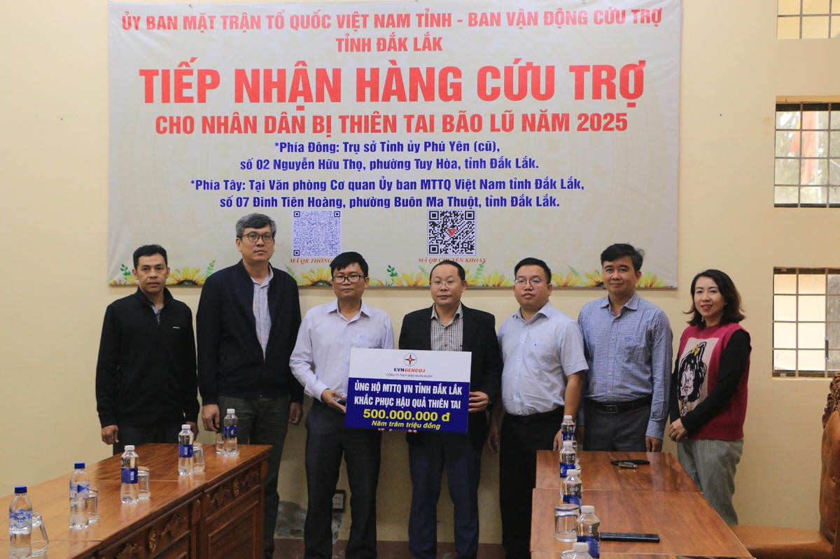 Ông Nguyễn Minh Tâm - Phó Giám đốc Công ty Thủy điện Buôn Kuốp, đại điện Công ty trao tặng 500 triệu đồng cho Ủy ban MTTQ Việt Nam tỉnh Đắk Lắk khắc phục hậu quả thiên tai