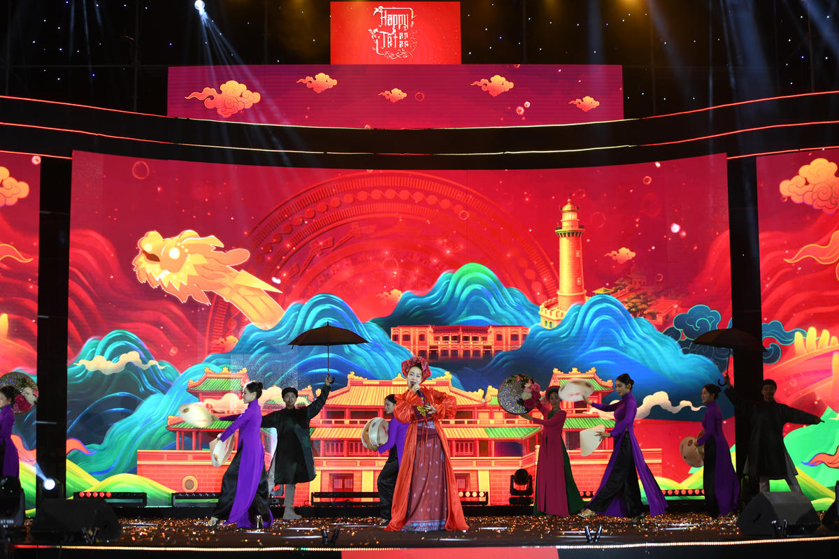 Thể hiện các ca khúc trên sân khấu là những ca sĩ nổi tiếng với phong cách độc đáo, riêng biệt hứa hẹn mang đến trải nghiệm đầy cảm xúc cho khán giả. Ảnh: Phạm Sỹ.