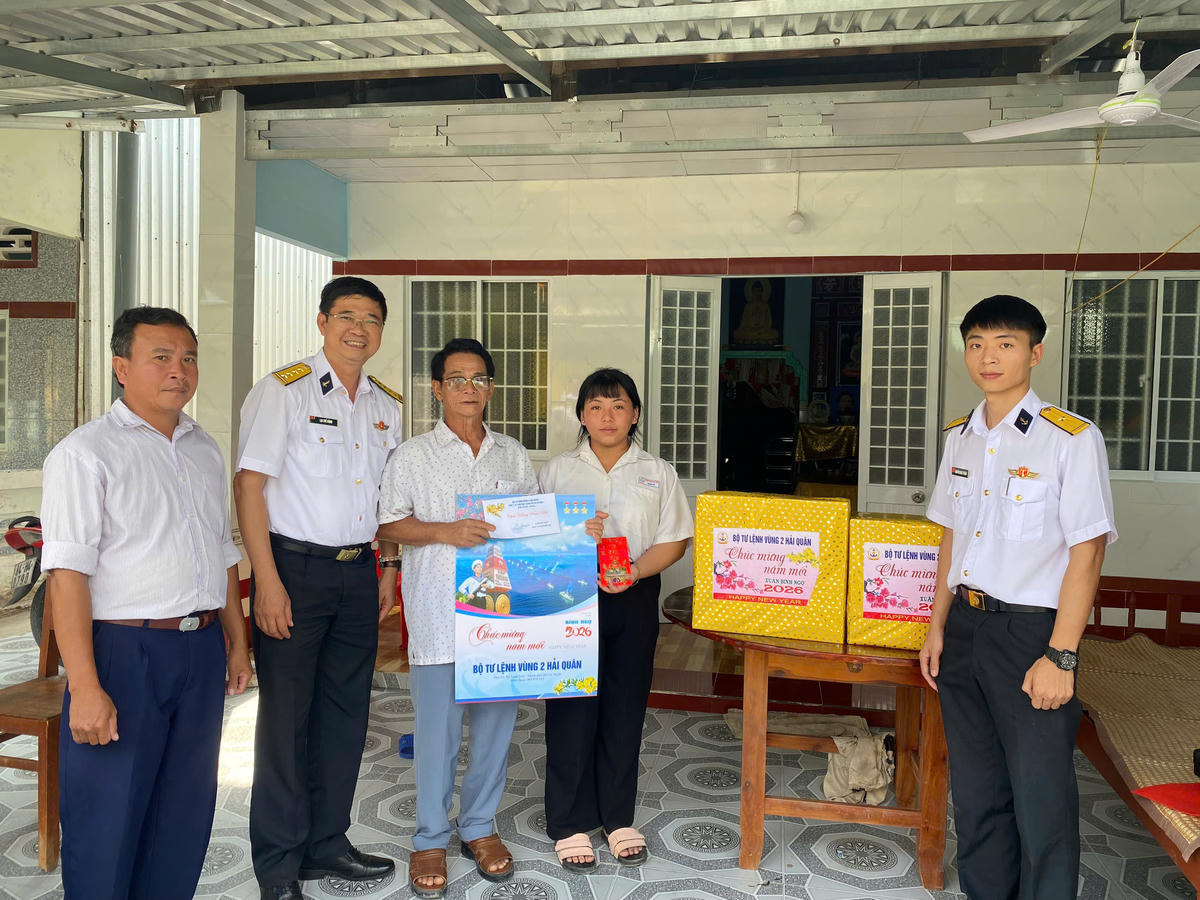 Những món quà tết ấm tình quân dân dịp giáp tết cổ truyền. Ảnh: Văn Đường.