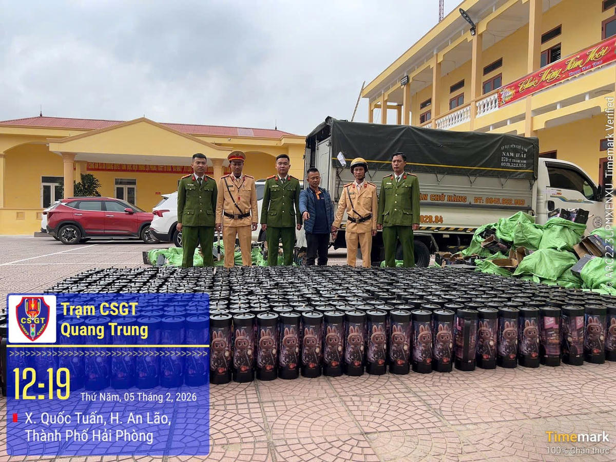 L.V.T và các bình chứa khí (nghi bình khí cười) không hóa đơn, nguồn gốc xuất xứ. Ảnh: Công an TP Hải Phòng.&nbsp;