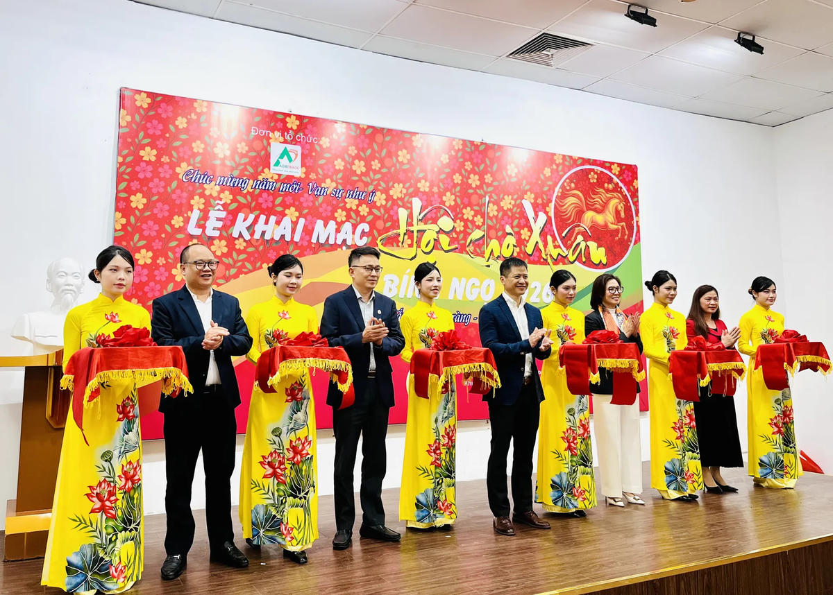 Các đại biểu cắt băng khai mạc Hội chợ Xuân Bính Ngọ năm 2026. Ảnh: NY