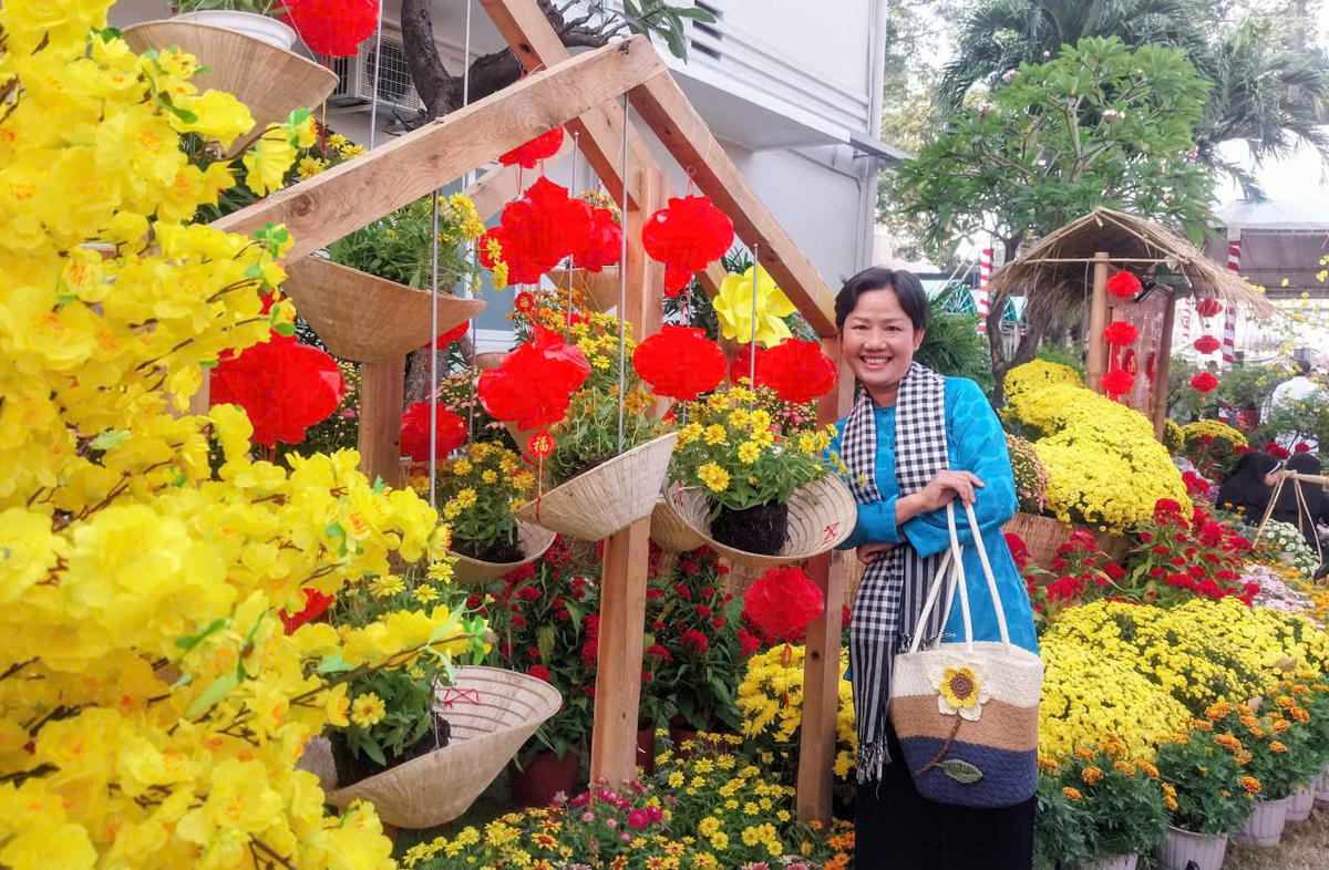 Không gian đường hoa không chỉ phục vụ cán bộ, nhân viên y tế mà còn mang lại niềm vui, sự thư giãn cho người bệnh và thân nhân trong dịp Tết. Ảnh: S.X